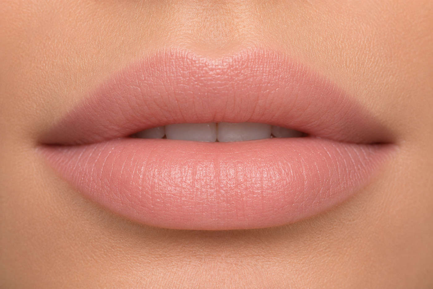 Nude Lips ajaktetoválás lágy, természetes színhatással